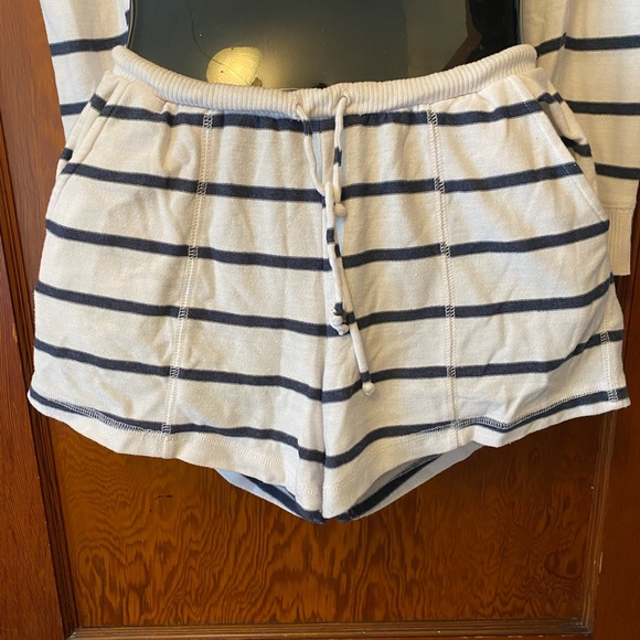 CHASER•2 piece sweater/short set - Picture 4 of 8